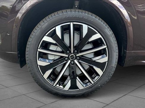 New 2025 Volvo XC90 B5 Plus image 16