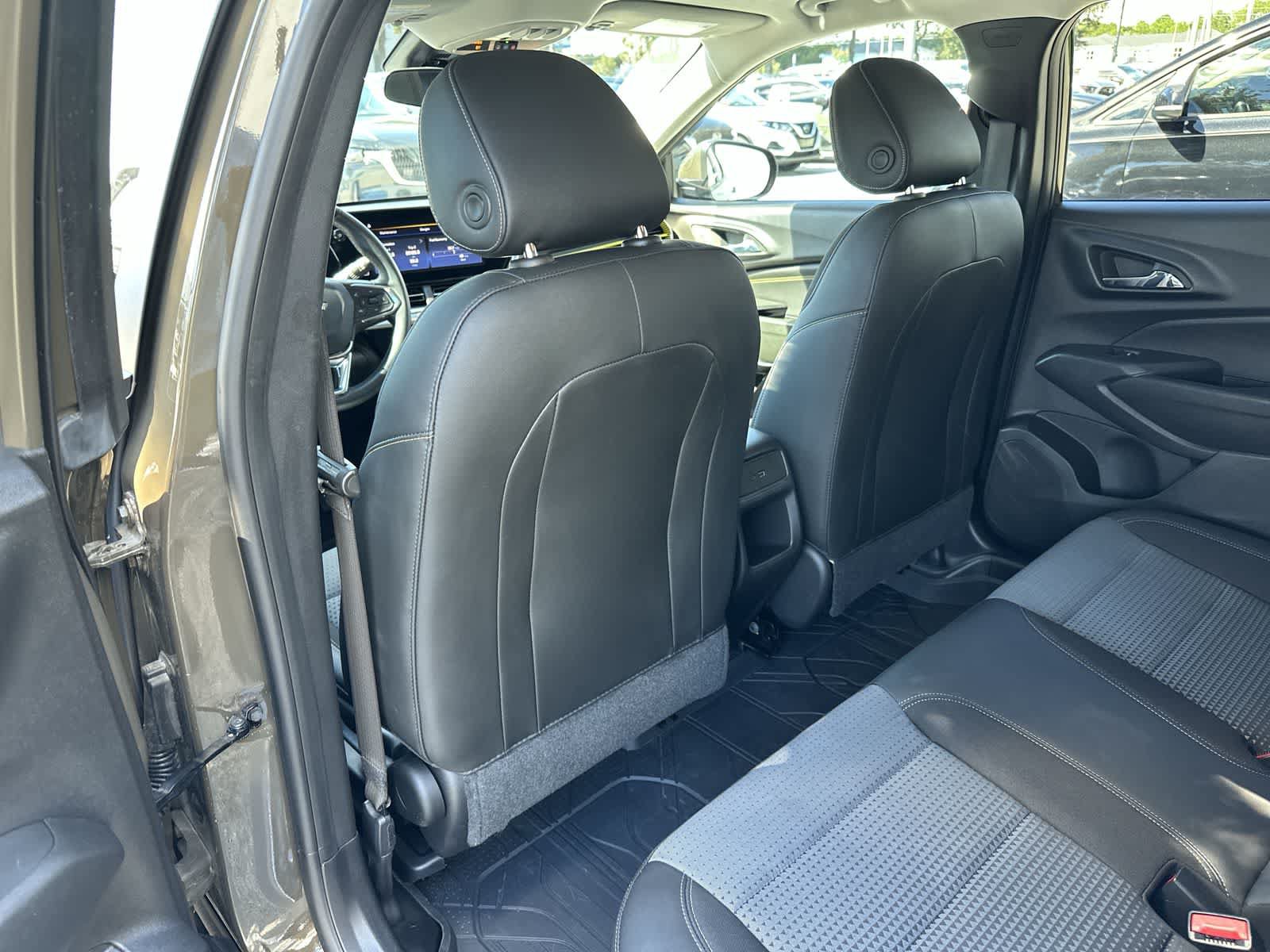 Used 2024 Chevrolet Trax LT w/ Sunroof Package FWD image 17