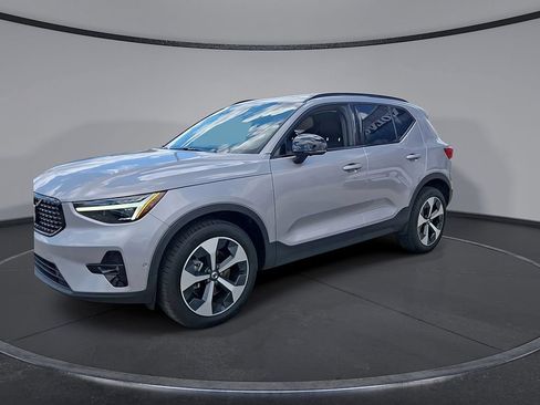 Certified 2026 Volvo XC40 B5 Plus AWD/4WD image 3