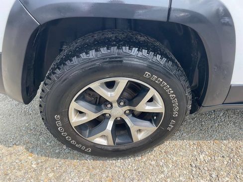 Used 2017 Jeep Cherokee Trailhawk AWD/4WD image 31