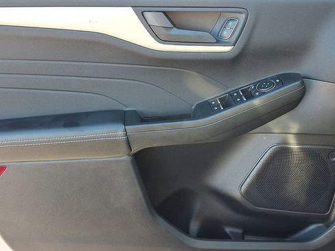 Used 2022 Ford Escape SE w/ Cold Weather Package image 12