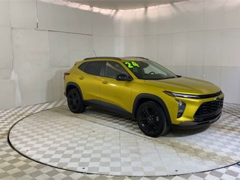 Used 2024 Chevrolet Trax ACTIV w/ Sunroof Package image 2