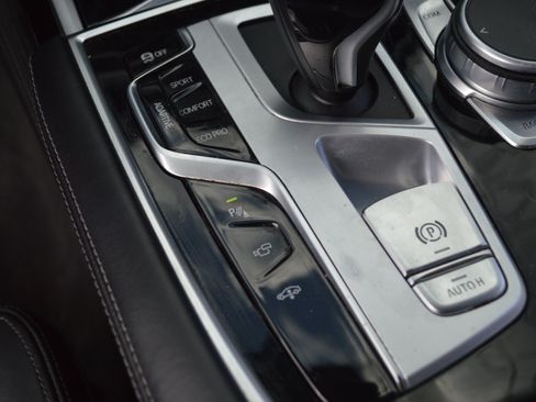 Used 2022 BMW 740i w/ M Sport Package RWD image 25