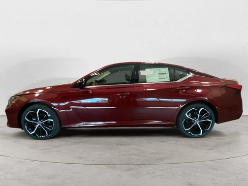 Used 2024 Nissan Altima 2.5 SR FWD image 2
