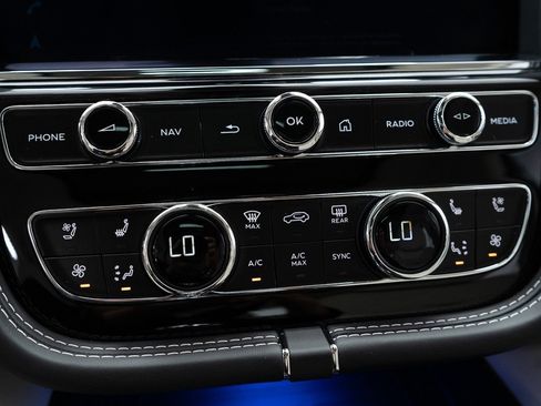 Used 2024 Bentley Bentayga V8 image 36