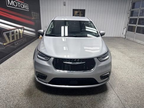 Used 2023 Chrysler Pacifica Touring-L FWD image 27