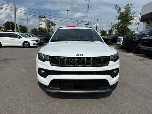 Used 2025 Jeep Compass Latitude w/ Convenience Group AWD/4WD image 2