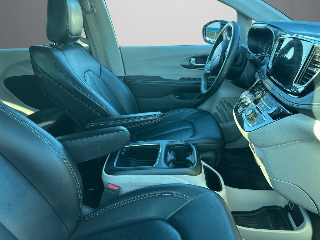 Used 2024 Chrysler Pacifica Limited FWD image 11