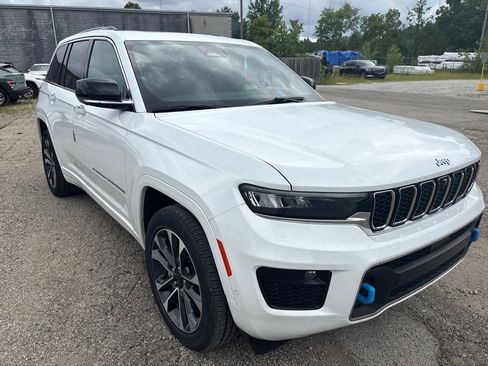 Used 2023 Jeep Grand Cherokee Overland w/ Advanced Protech Group III AWD/4WD image 6