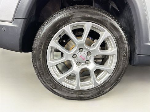 Used 2024 Jeep Compass Latitude w/ Sun and Sound Group AWD/4WD image 34