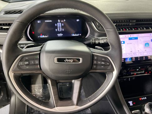 Used 2023 Jeep Grand Cherokee Limited image 11