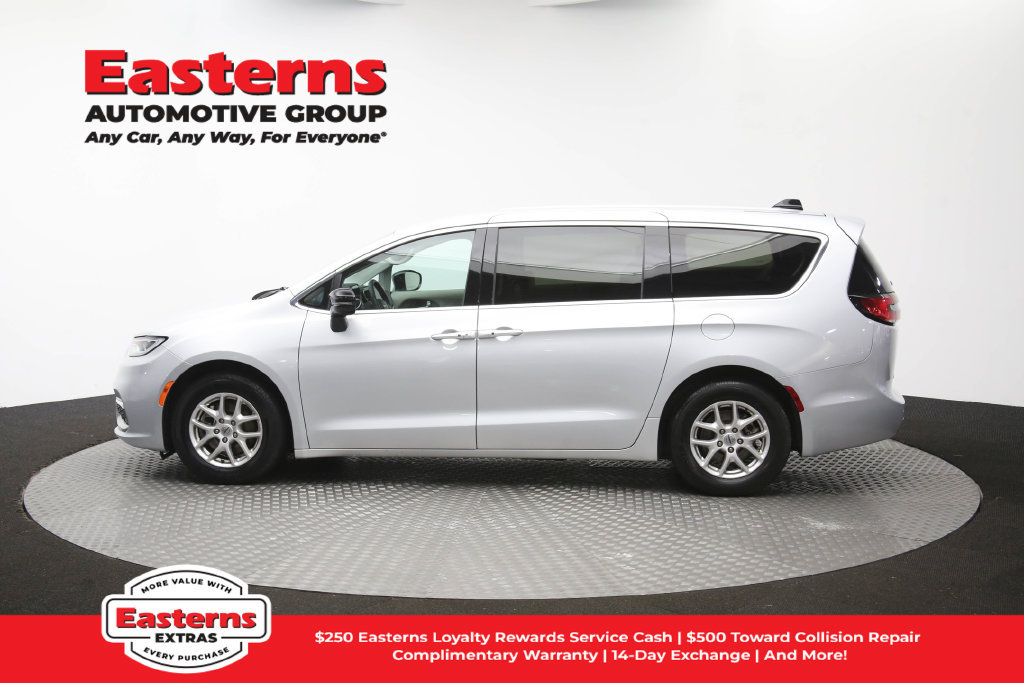 Used 2024 Chrysler Pacifica Touring-L FWD image 60