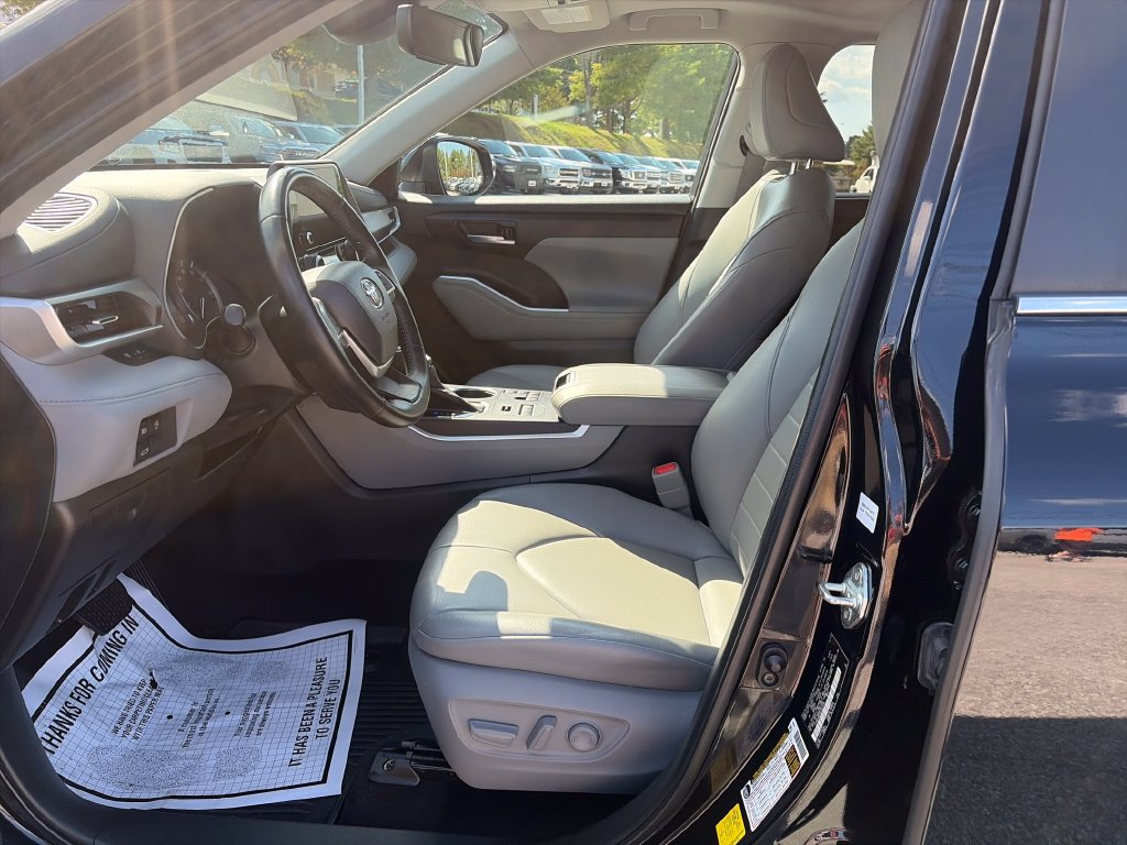 Used 2023 Toyota Highlander XLE AWD/4WD image 10