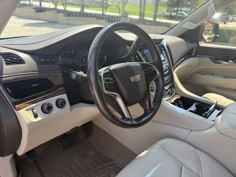 Used 2016 Cadillac Escalade Luxury AWD/4WD image 19