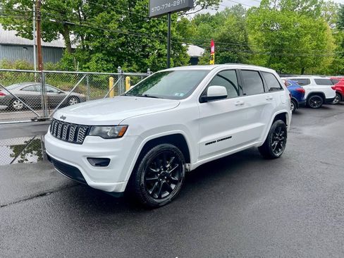 Used 2018 Jeep Grand Cherokee Altitude AWD/4WD image 2