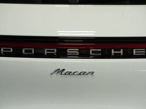 Certified 2025 Porsche Macan AWD/4WD image 38