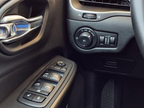 Used 2019 Jeep Cherokee Trailhawk w/ Cold Weather Group AWD/4WD image 24