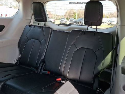 Used 2024 Chrysler Pacifica Touring-L image 9