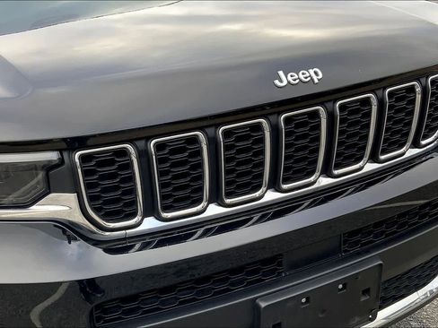 Used 2023 Jeep Grand Cherokee L Laredo image 27