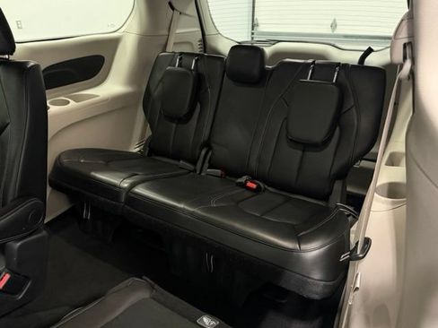 Used 2024 Chrysler Pacifica Touring-L FWD image 35