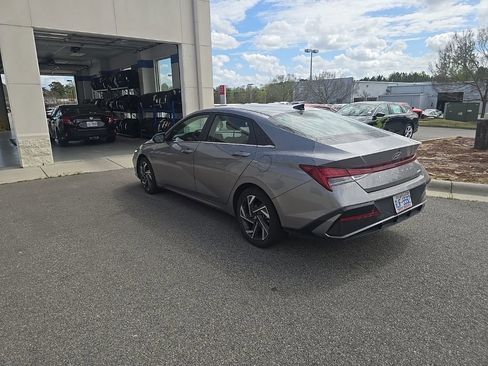Used 2025 Hyundai Elantra Limited image 3