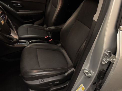 Used 2018 Chevrolet Trax LT w/ LT Convenience Package image 16