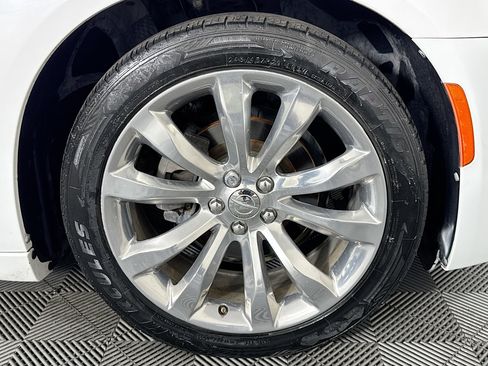 Used 2020 Chrysler 300 Touring w/ Chrome Appearance Package RWD image 31