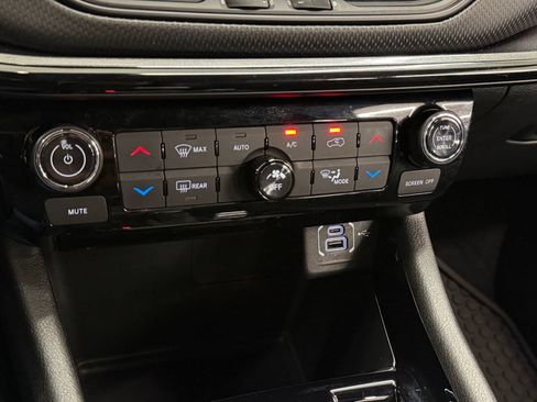 Used 2025 Jeep Compass Latitude w/ Convenience Group AWD/4WD image 19