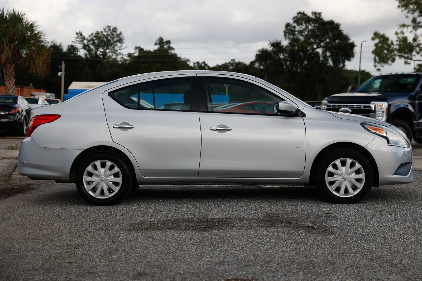 Used 2018 Nissan Versa SV FWD image 8