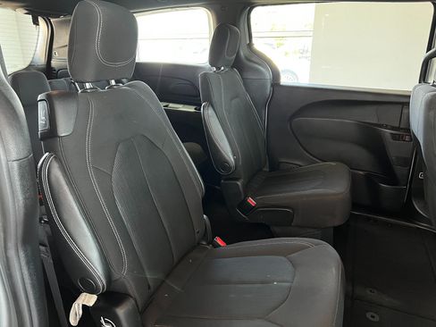 Used 2023 Chrysler Pacifica Touring FWD image 22