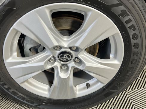 Used 2021 Toyota RAV4 XLE w/ Convenience Package FWD image 14