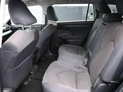 Used 2022 Toyota Highlander L AWD/4WD image 12