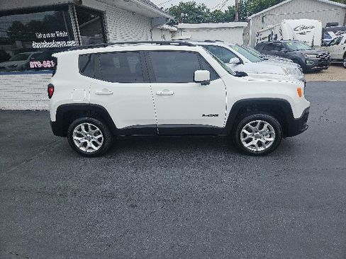 Used 2018 Jeep Renegade Latitude w/ Cold Weather Group AWD/4WD image 2