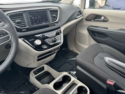 Used 2023 Chrysler Voyager LX image 17