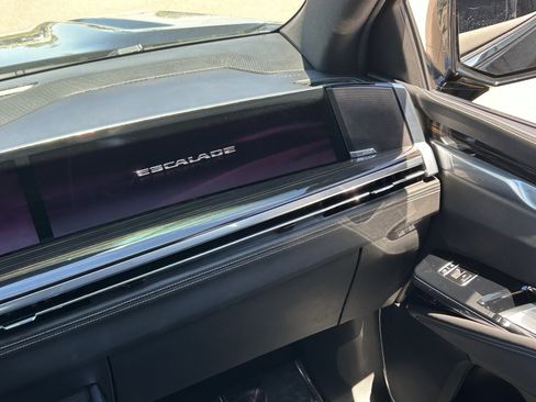 Certified 2025 Cadillac Escalade Premium Luxury w/ Touring Package AWD/4WD image 21