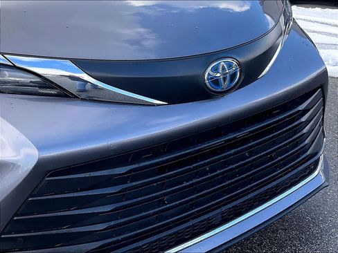 Used 2024 Toyota Sienna XLE image 32