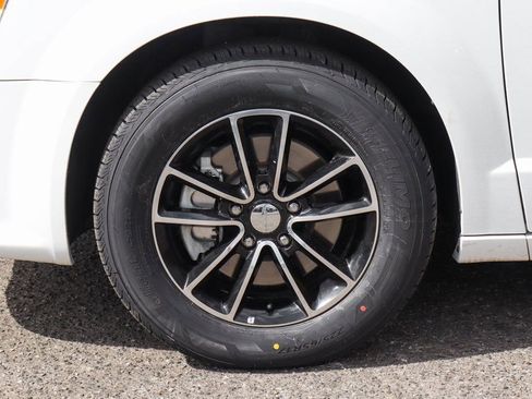 Used 2019 Dodge Grand Caravan SE FWD image 38