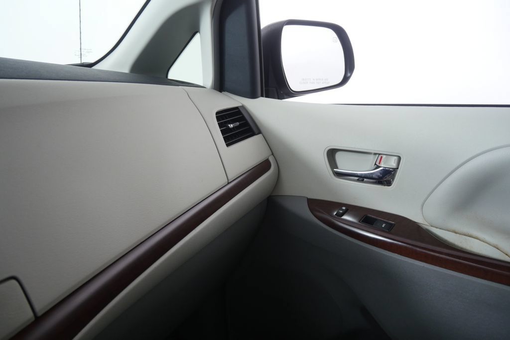 Used 2013 Toyota Sienna XLE FWD image 24