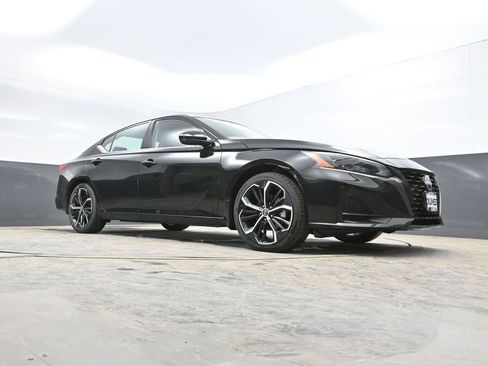 Used 2025 Nissan Altima 2.5 SR image 25