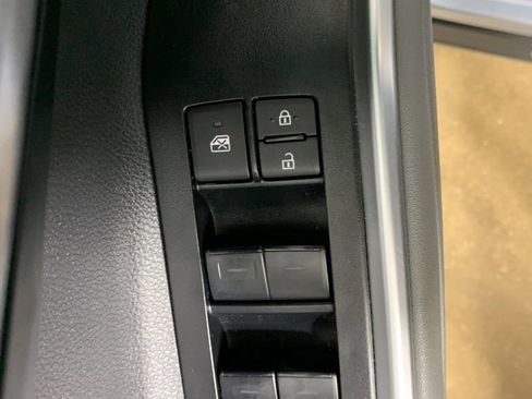 Used 2024 Toyota Highlander XLE AWD/4WD image 19