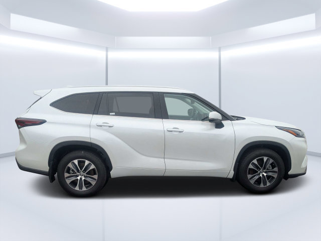 Used 2024 Toyota Highlander XLE FWD image 2