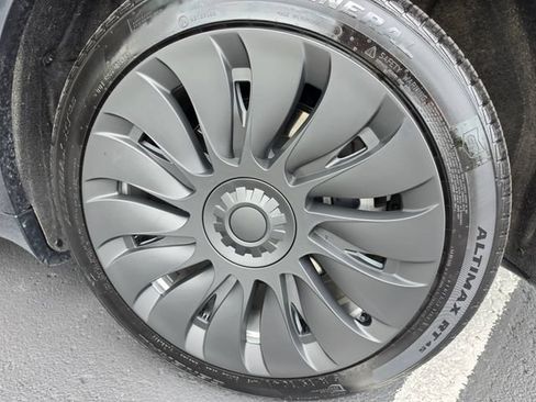 Used 2024 Tesla Model Y Long Range AWD/4WD image 31