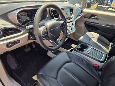 Used 2024 Chrysler Pacifica Limited FWD image 10