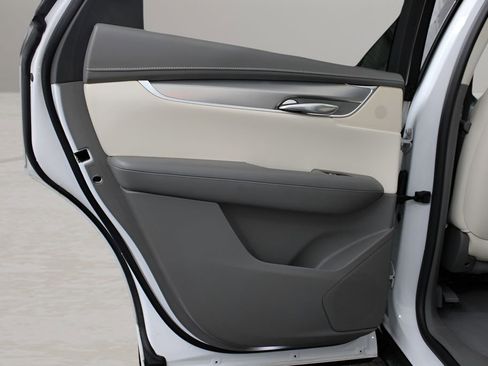 Used 2017 Cadillac XT5 Luxury image 27