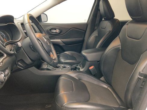 Used 2019 Jeep Cherokee Latitude Plus FWD image 17