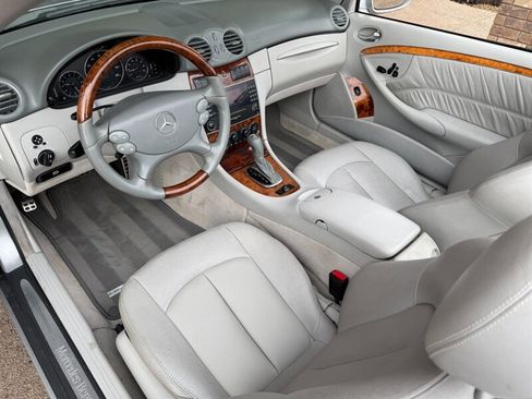 Used 2005 Mercedes-Benz CLK 320 Cabriolet image 2