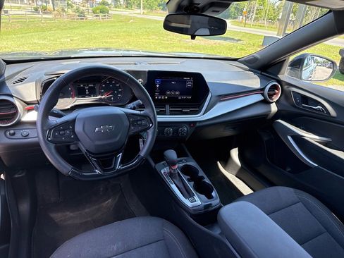 Used 2025 Chevrolet Trax RS FWD image 8