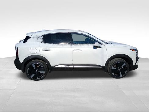 New 2025 Nissan Kicks SR image 7