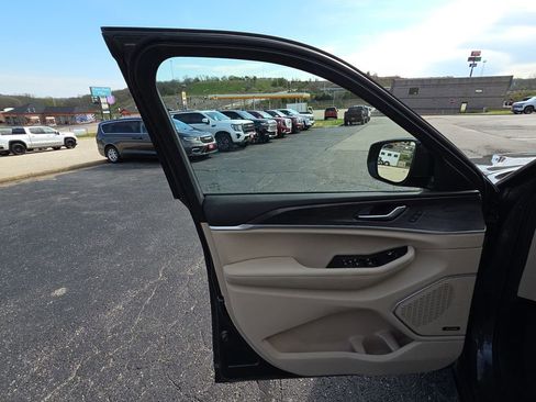 Used 2022 Jeep Grand Cherokee L Limited w/ Black Appearance Package image 12