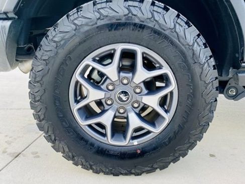 Used 2025 Ford Bronco Badlands image 9